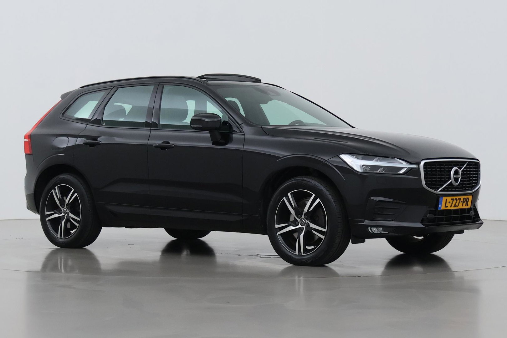 Volvo XC60 2.0 B4 R-Design | Harman/Kardon | Panoramadak | Trekhaak | Camera | Stoelverwarming | Verwarmde voorruit