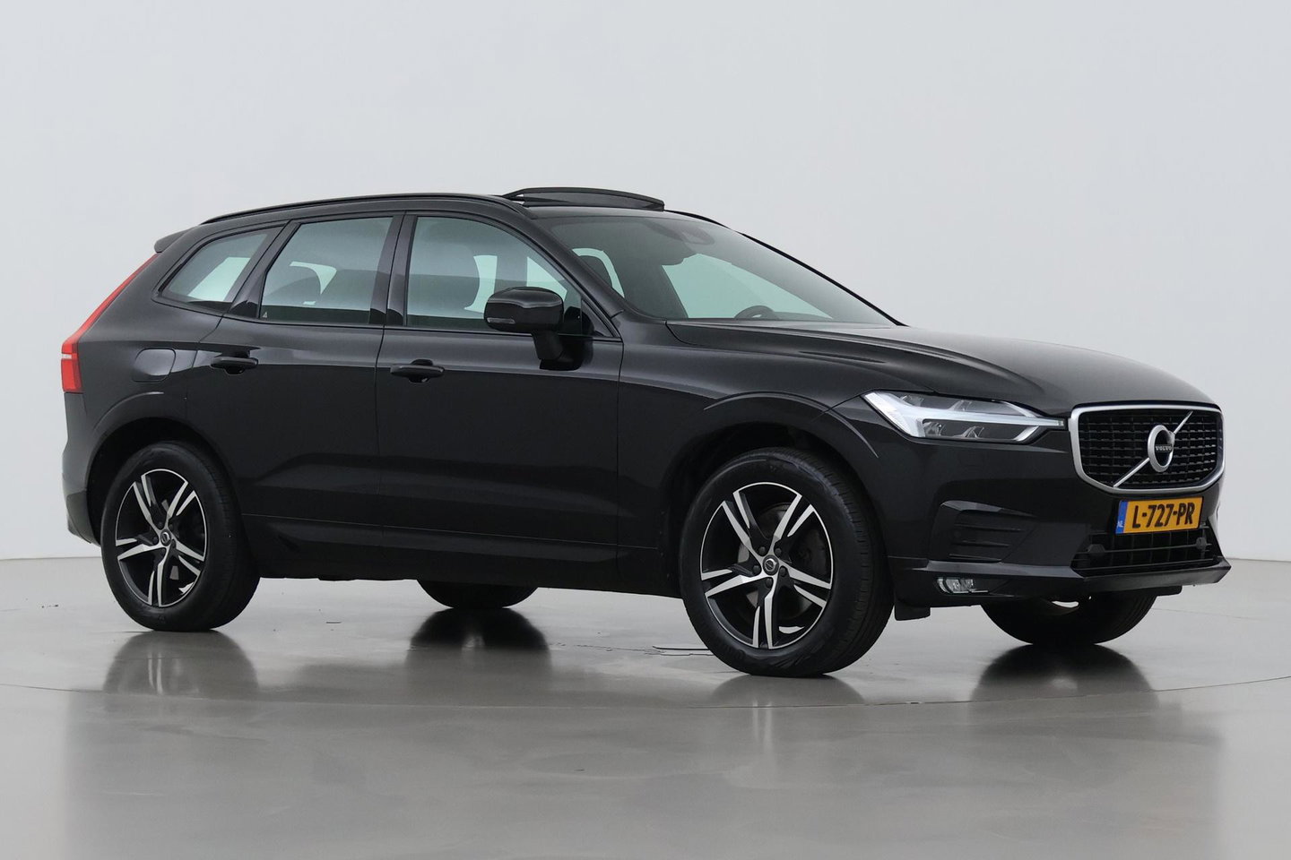 Volvo XC60 2.0 B4 R-Design | Harman/Kardon | Panoramadak | Trekhaak | Camera | Stoelverwarming | Verwarmde voorruit