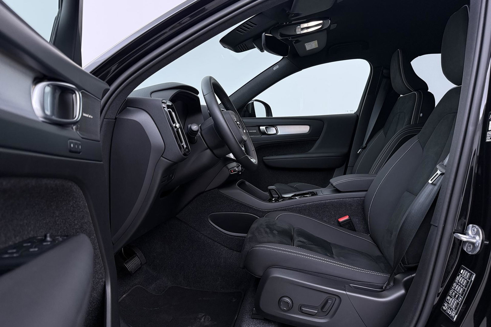 Volvo XC40 2.0 B3 Plus Black Edition | Pilot Assist | Harman/Kardon | BLIS | Stoel- stuurverwarming | 20 inch