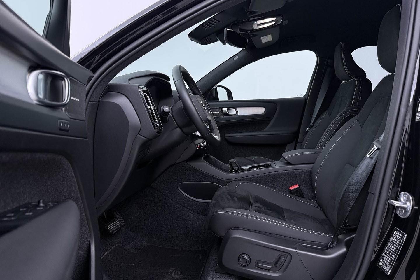 Volvo XC40 2.0 B3 Plus Black Edition | Pilot Assist | Harman/Kardon | BLIS | Stoel- stuurverwarming | 20 inch