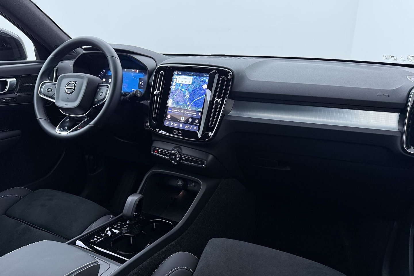 Volvo XC40 2.0 B3 Plus Black Edition | Pilot Assist | Harman/Kardon | BLIS | Stoel- stuurverwarming | 20 inch