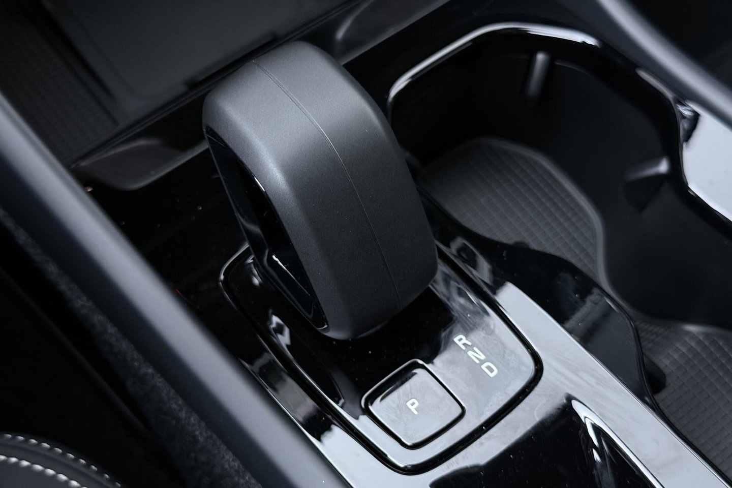 Volvo XC40 2.0 B3 Plus Black Edition | Pilot Assist | Harman/Kardon | BLIS | Stoel- stuurverwarming | 20 inch