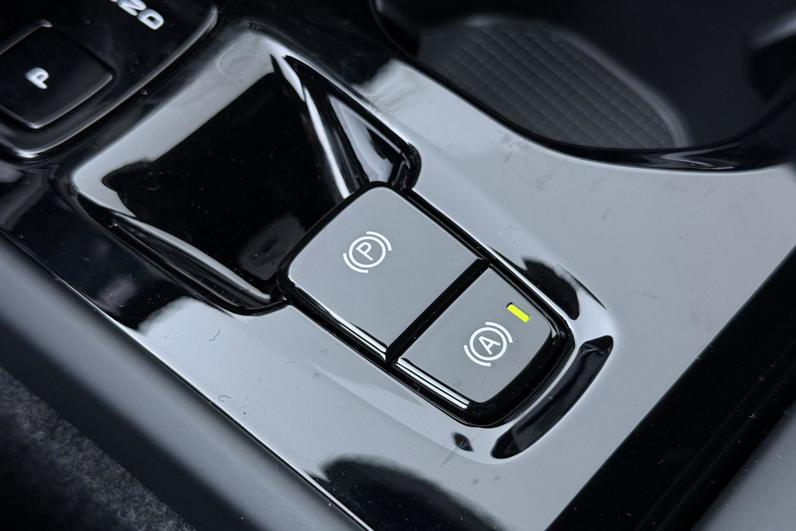 Volvo XC40 2.0 B3 Plus Black Edition | Pilot Assist | Harman/Kardon | BLIS | Stoel- stuurverwarming | 20 inch