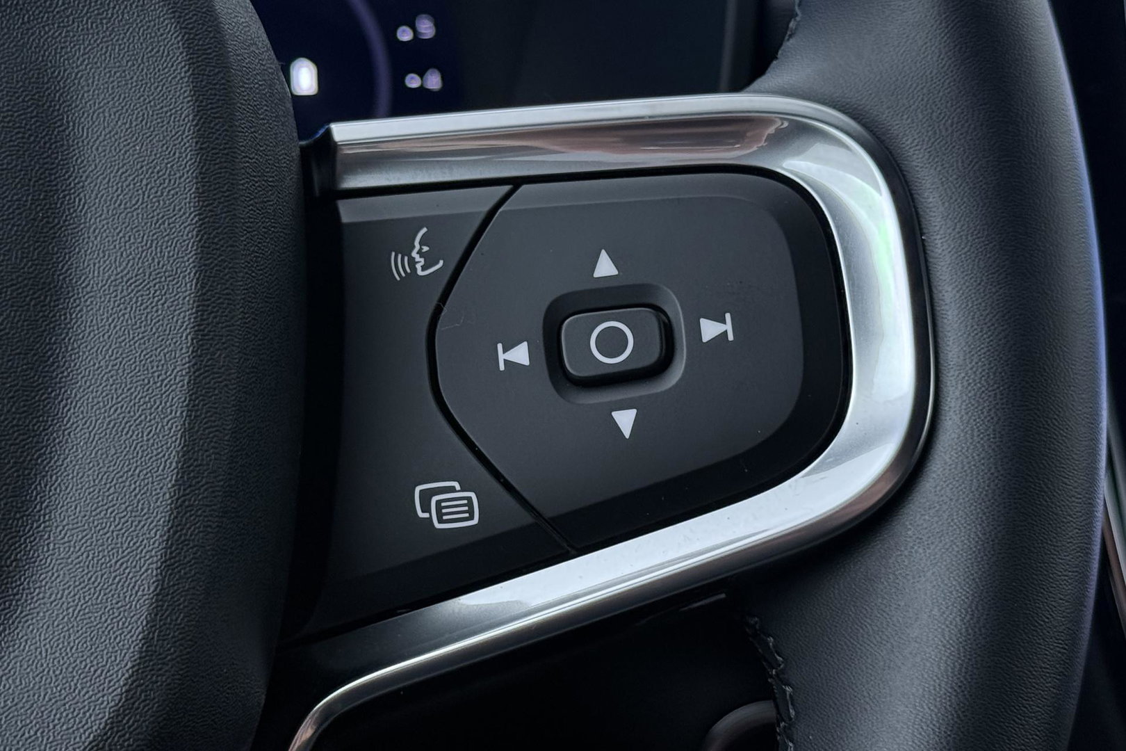 Volvo XC40 2.0 B3 Plus Black Edition | Pilot Assist | Harman/Kardon | BLIS | Stoel- stuurverwarming | 20 inch