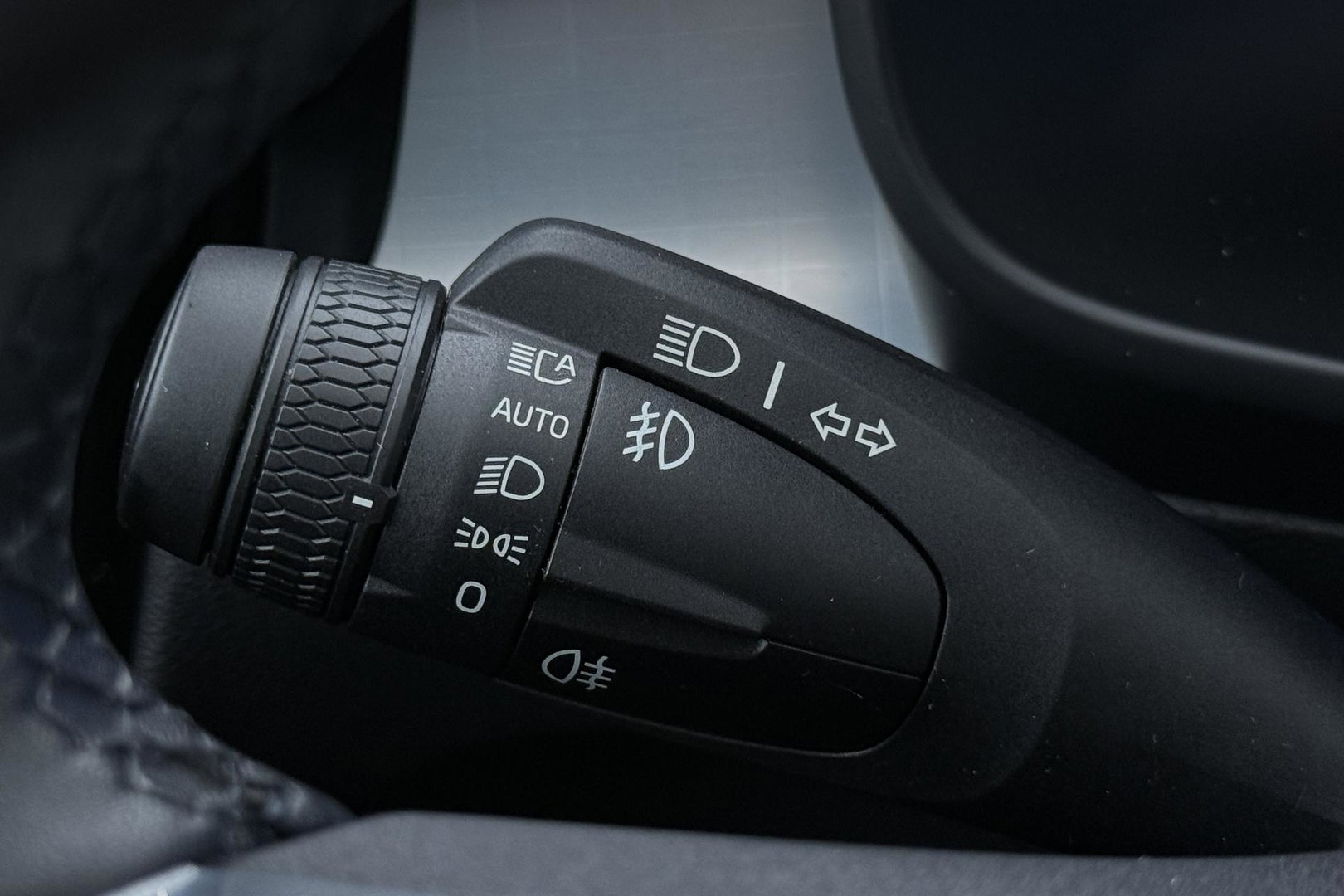 Volvo XC40 2.0 B3 Plus Black Edition | Pilot Assist | Harman/Kardon | BLIS | Stoel- stuurverwarming | 20 inch