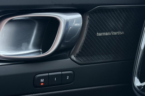 Volvo XC40 2.0 B3 Plus Black Edition | Pilot Assist | Harman/Kardon | BLIS | Stoel- stuurverwarming | 20 inch