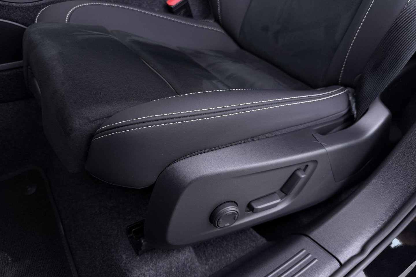 Volvo XC40 2.0 B3 Plus Black Edition | Pilot Assist | Harman/Kardon | BLIS | Stoel- stuurverwarming | 20 inch
