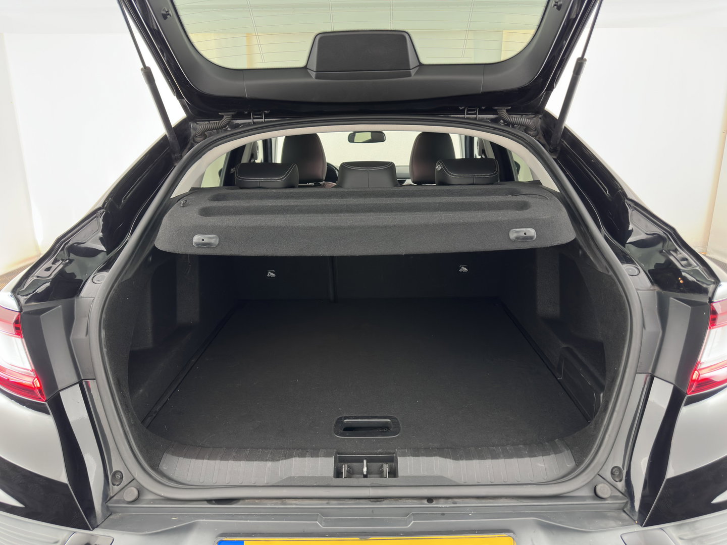 Renault Arkana 1.6 E-Tech Hybrid 145 Intens (INCL-BTW) *AUT | LEATHER-MICROFIBRE | FULL-LED | DIGI-COCKPIT | LANE-ASSIST | BLIND-SPOT | NAVI-FULLMAP | AMBIENT-LIGHT | CAMERA | KEYLESS | DAB+ | COMFORT-SEATS | PRVACY-GLASS | 18''ALU*
