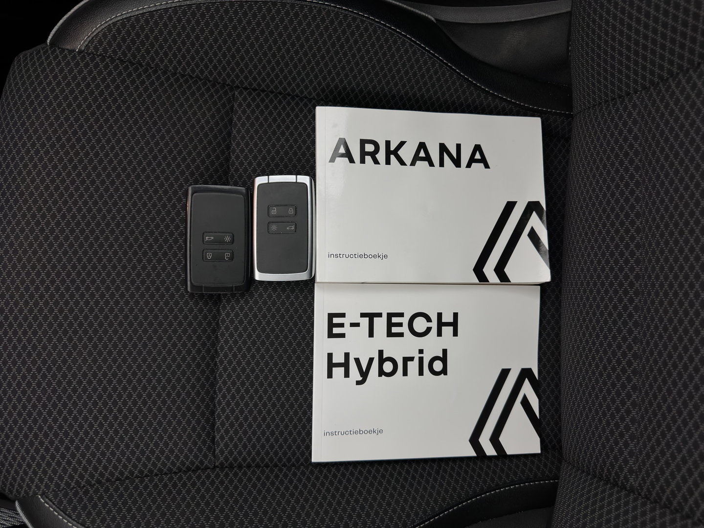 Renault Arkana 1.6 E-Tech Hybrid 145 Intens (INCL-BTW) *AUT | LEATHER-MICROFIBRE | FULL-LED | DIGI-COCKPIT | LANE-ASSIST | BLIND-SPOT | NAVI-FULLMAP | AMBIENT-LIGHT | CAMERA | KEYLESS | DAB+ | COMFORT-SEATS | PRVACY-GLASS | 18''ALU*