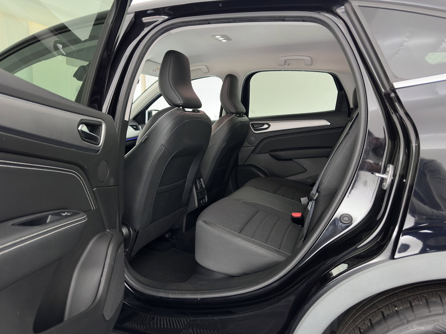 Renault Arkana 1.6 E-Tech Hybrid 145 Intens (INCL-BTW) *AUT | LEATHER-MICROFIBRE | FULL-LED | DIGI-COCKPIT | LANE-ASSIST | BLIND-SPOT | NAVI-FULLMAP | AMBIENT-LIGHT | CAMERA | KEYLESS | DAB+ | COMFORT-SEATS | PRVACY-GLASS | 18''ALU*