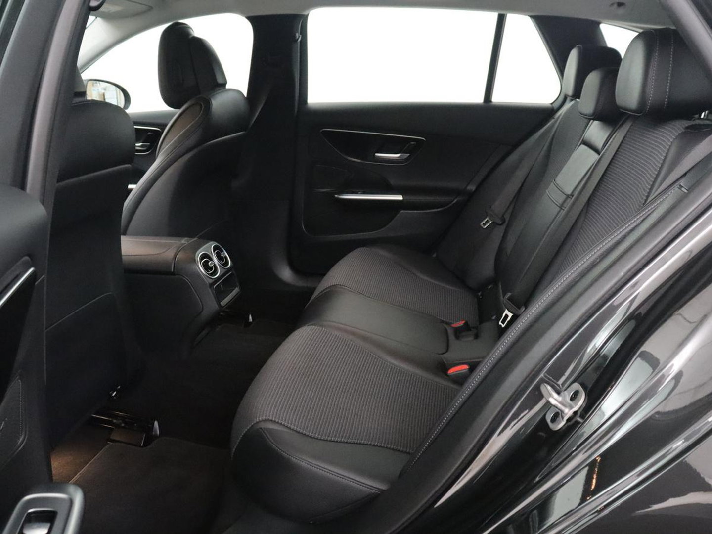 Mercedes-Benz C-Klasse 300 E Estate Avantgarde | SOH 97.6% | 360 camera | Adaptive cruise | Memory | Stoelverwarming | Sfeerverlichting | Carplay | Full LED |