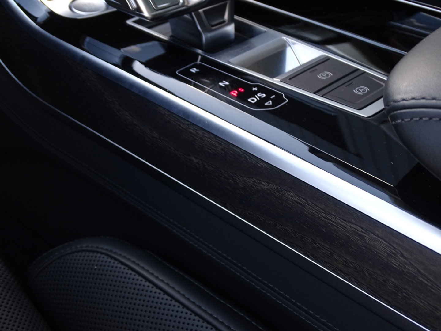 Audi A8 60 TFSie Lang 449PK S-line / B&O / TV's / Alcanatara / Softclose / Massage