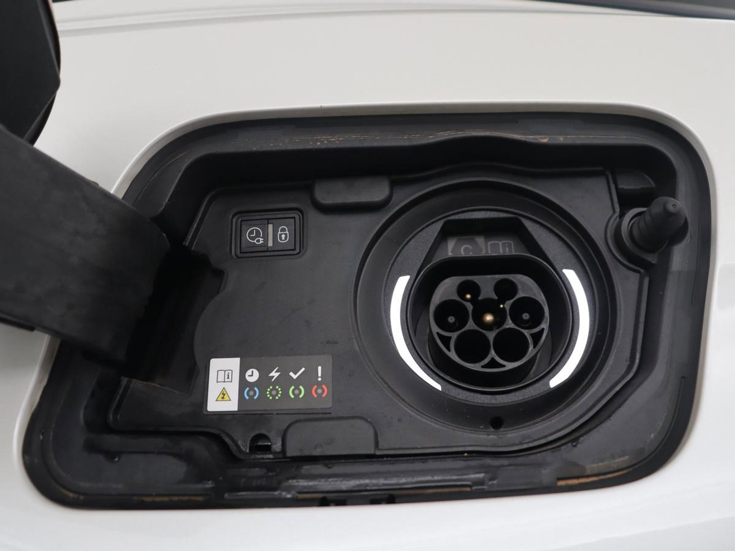 Peugeot 3008 1.6 HYbrid 225 Allure Pack Business | SOH 98.4% | Half Leder | Dodehoek detectie | Sfeerverlichting | Virtual Dashboard | Carplay | Climate control | Cruise control |