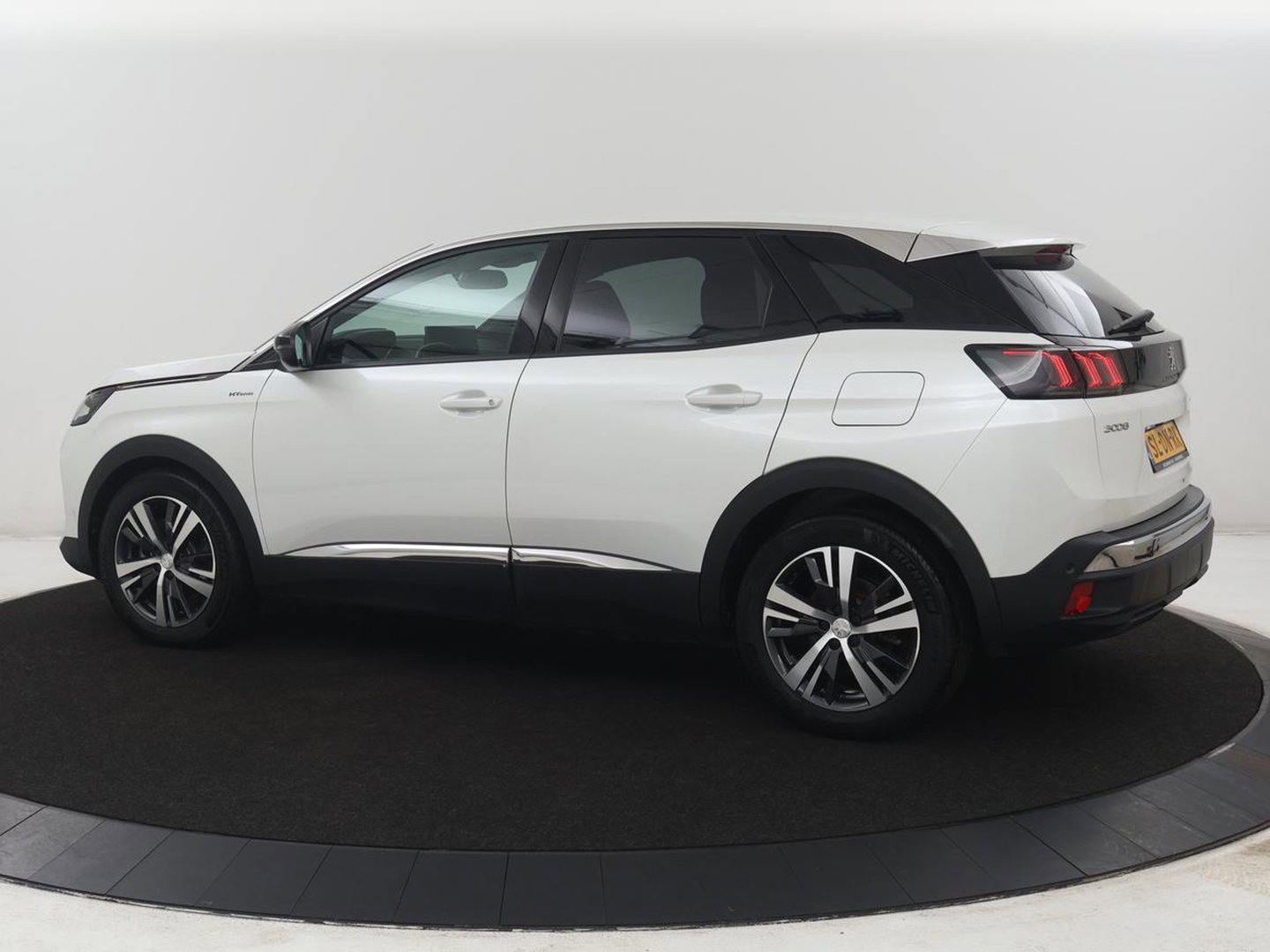 Peugeot 3008 1.6 HYbrid 225 Allure Pack Business | SOH 98.4% | Half Leder | Dodehoek detectie | Sfeerverlichting | Virtual Dashboard | Carplay | Climate control | Cruise control |