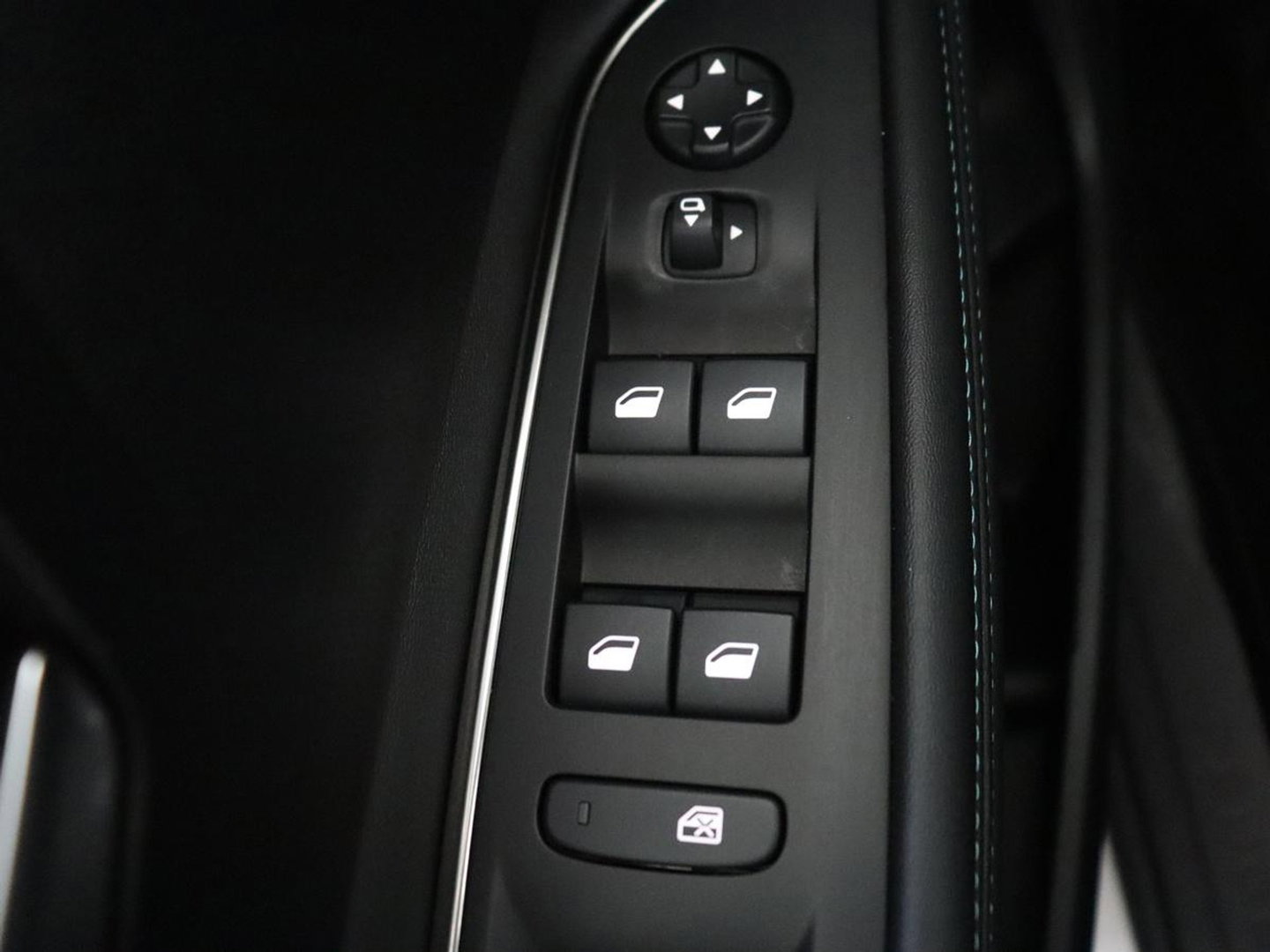 Peugeot 3008 1.6 HYbrid 225 Allure Pack Business | SOH 98.4% | Half Leder | Dodehoek detectie | Sfeerverlichting | Virtual Dashboard | Carplay | Climate control | Cruise control |