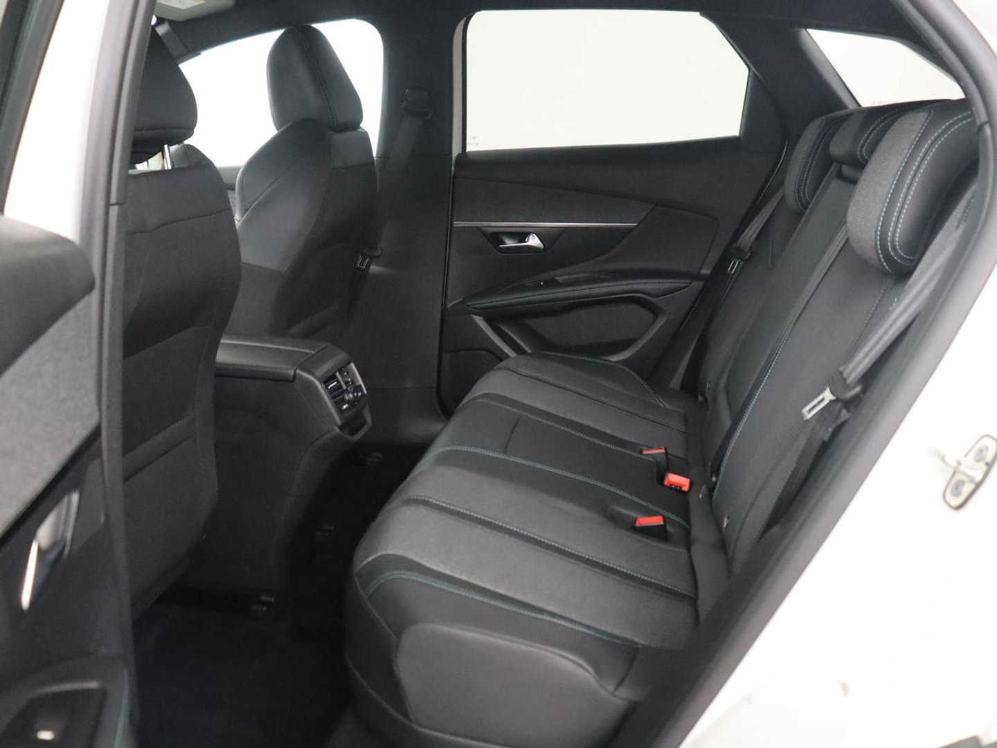 Peugeot 3008 1.6 HYbrid 225 Allure Pack Business | SOH 98.4% | Half Leder | Dodehoek detectie | Sfeerverlichting | Virtual Dashboard | Carplay | Climate control | Cruise control |