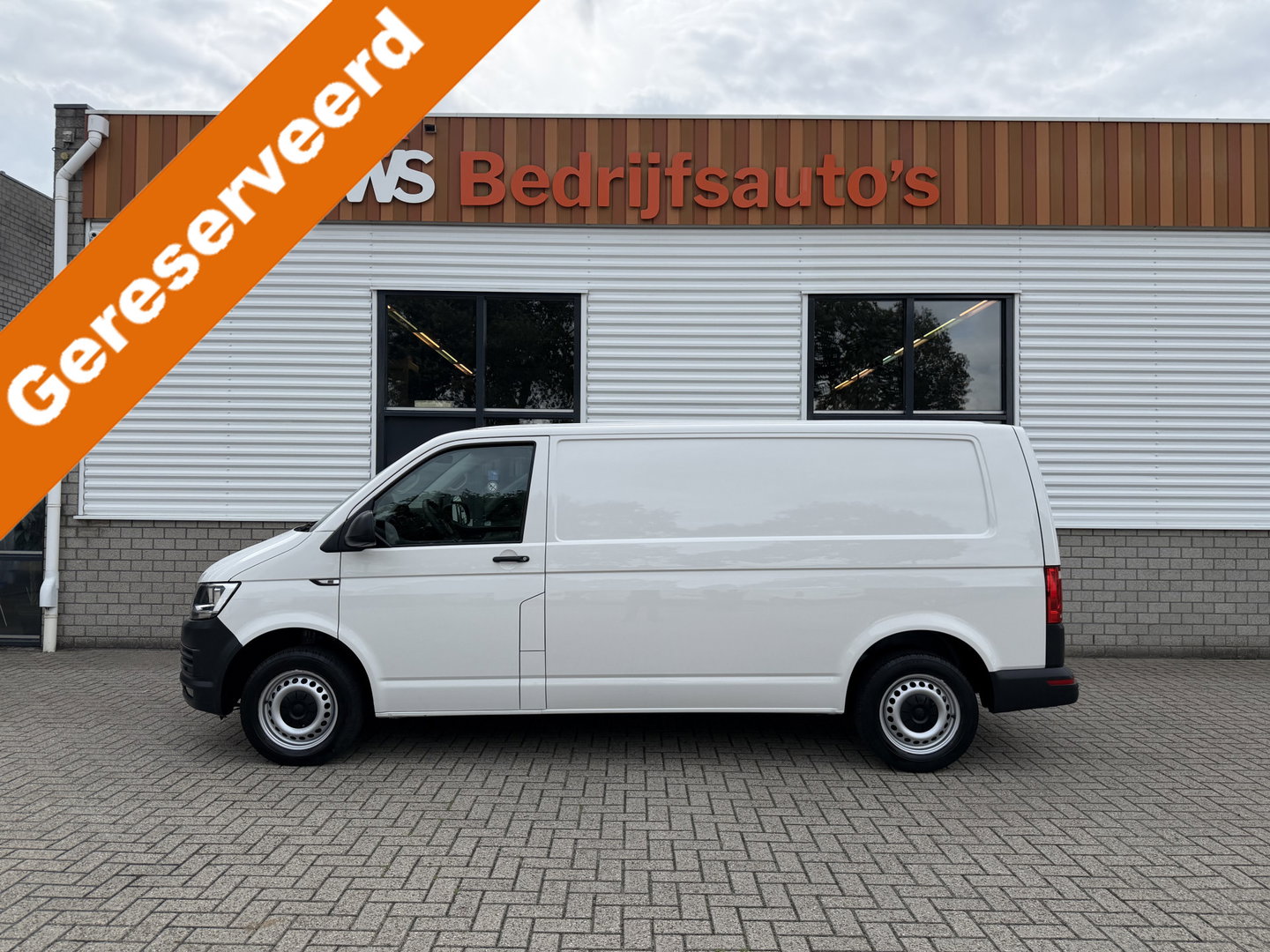 Volkswagen Transporter 2.0 TDI 150pk DSG automaat / L2H1 Comfortline / vaste prijs rijklaar € 16.950 ex btw / lease vanaf € 285 / euro 6 / bpm vrij / airco / cruise / navigatie / parkpilot / 2 x stoel met armsteun !