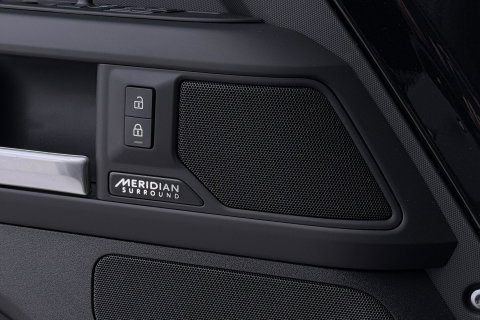 Land Rover Defender 2.0 P300e 110 X-Dynamic HSE | 6-Persoons | Meridian Surround | ClearSight | Panoramadak | Trekhaak | Stoelventilatie