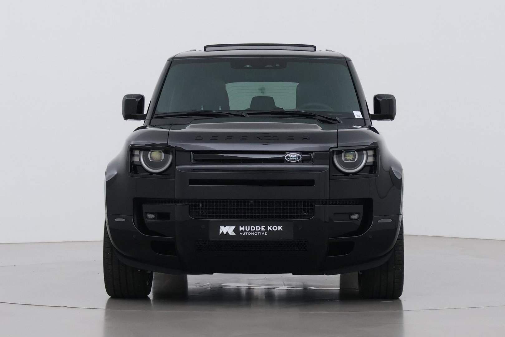Land Rover Defender 2.0 P300e 110 X-Dynamic HSE | 6-Persoons | Meridian Surround | ClearSight | Panoramadak | Trekhaak | Stoelventilatie
