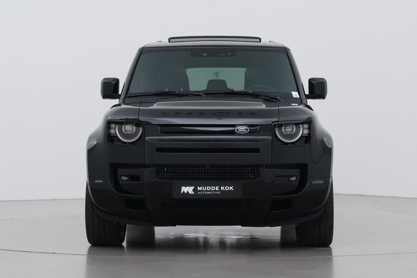 Land Rover Defender 2.0 P300e 110 X-Dynamic HSE | 6-Persoons | Meridian Surround | ClearSight | Panoramadak | Trekhaak | Stoelventilatie
