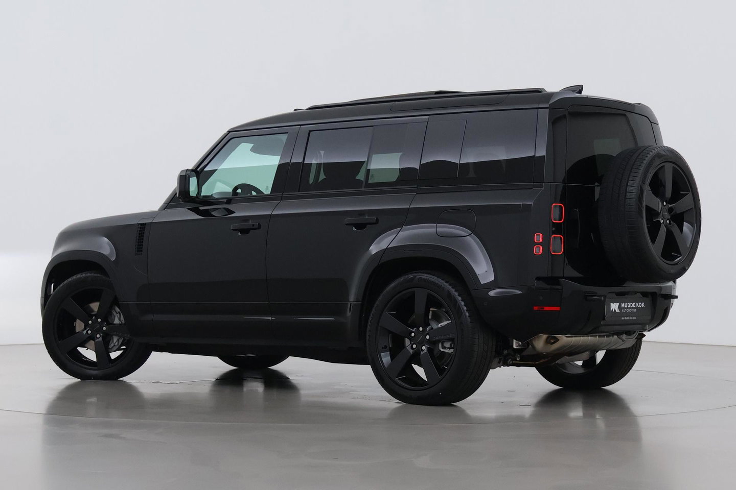 Land Rover Defender 2.0 P300e 110 X-Dynamic HSE | 6-Persoons | Meridian Surround | ClearSight | Panoramadak | Trekhaak | Stoelventilatie