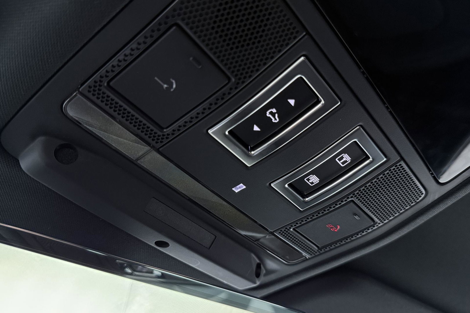 Land Rover Defender 2.0 P300e 110 X-Dynamic HSE | 6-Persoons | Meridian Surround | ClearSight | Panoramadak | Trekhaak | Stoelventilatie