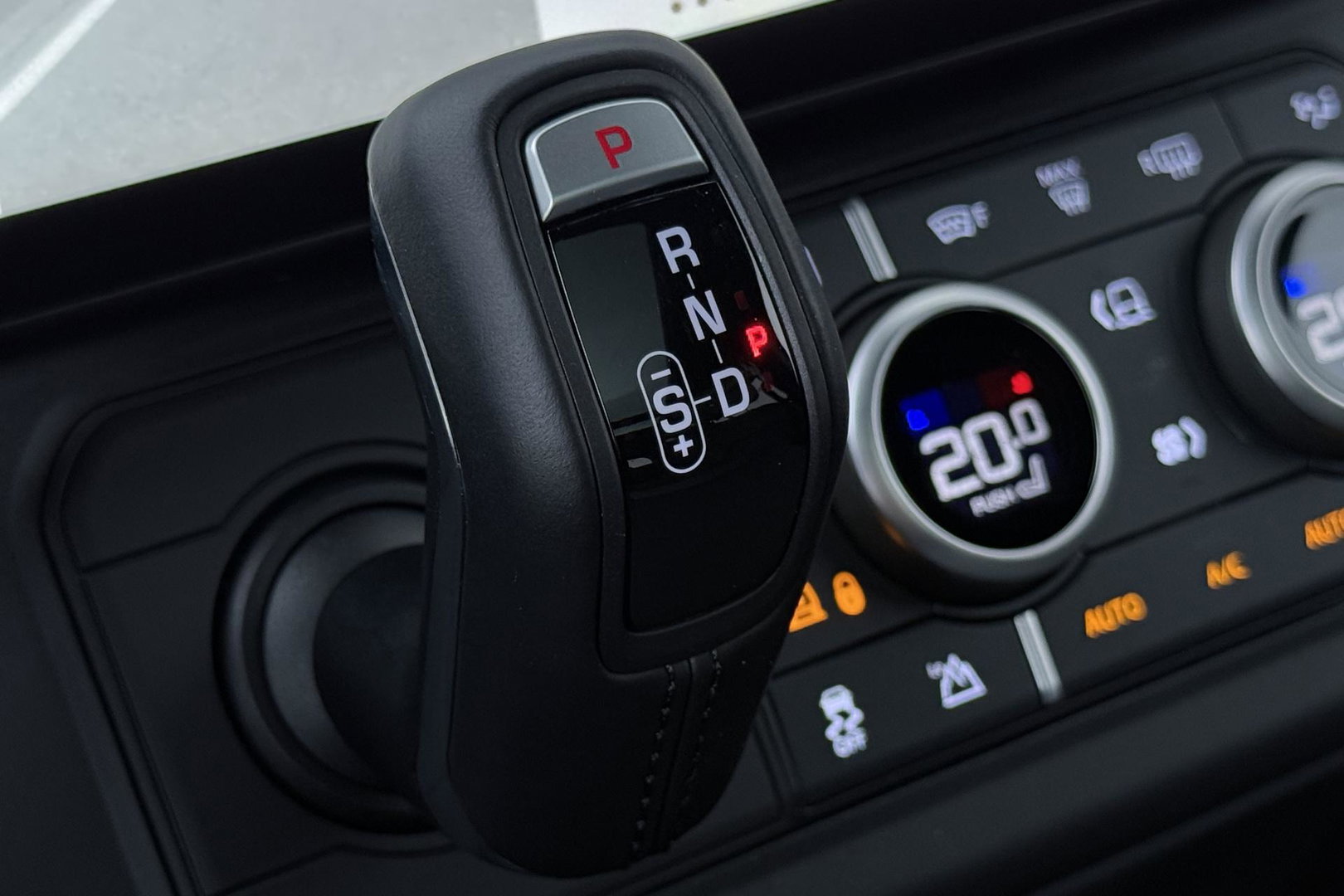 Land Rover Defender 2.0 P300e 110 X-Dynamic HSE | 6-Persoons | Meridian Surround | ClearSight | Panoramadak | Trekhaak | Stoelventilatie