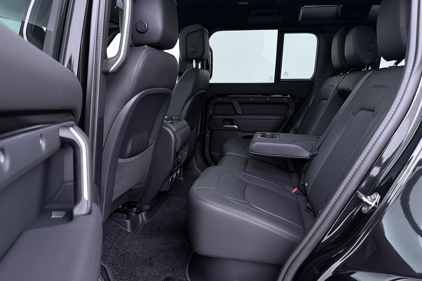 Land Rover Defender 2.0 P300e 110 X-Dynamic HSE | 6-Persoons | Meridian Surround | ClearSight | Panoramadak | Trekhaak | Stoelventilatie