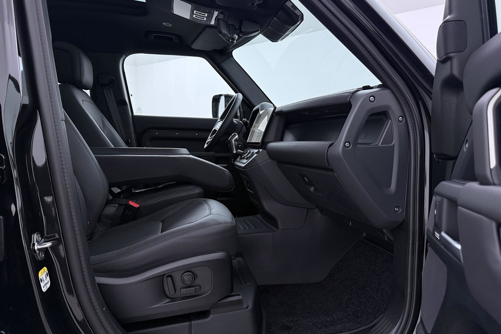 Land Rover Defender 2.0 P300e 110 X-Dynamic HSE | 6-Persoons | Meridian Surround | ClearSight | Panoramadak | Trekhaak | Stoelventilatie