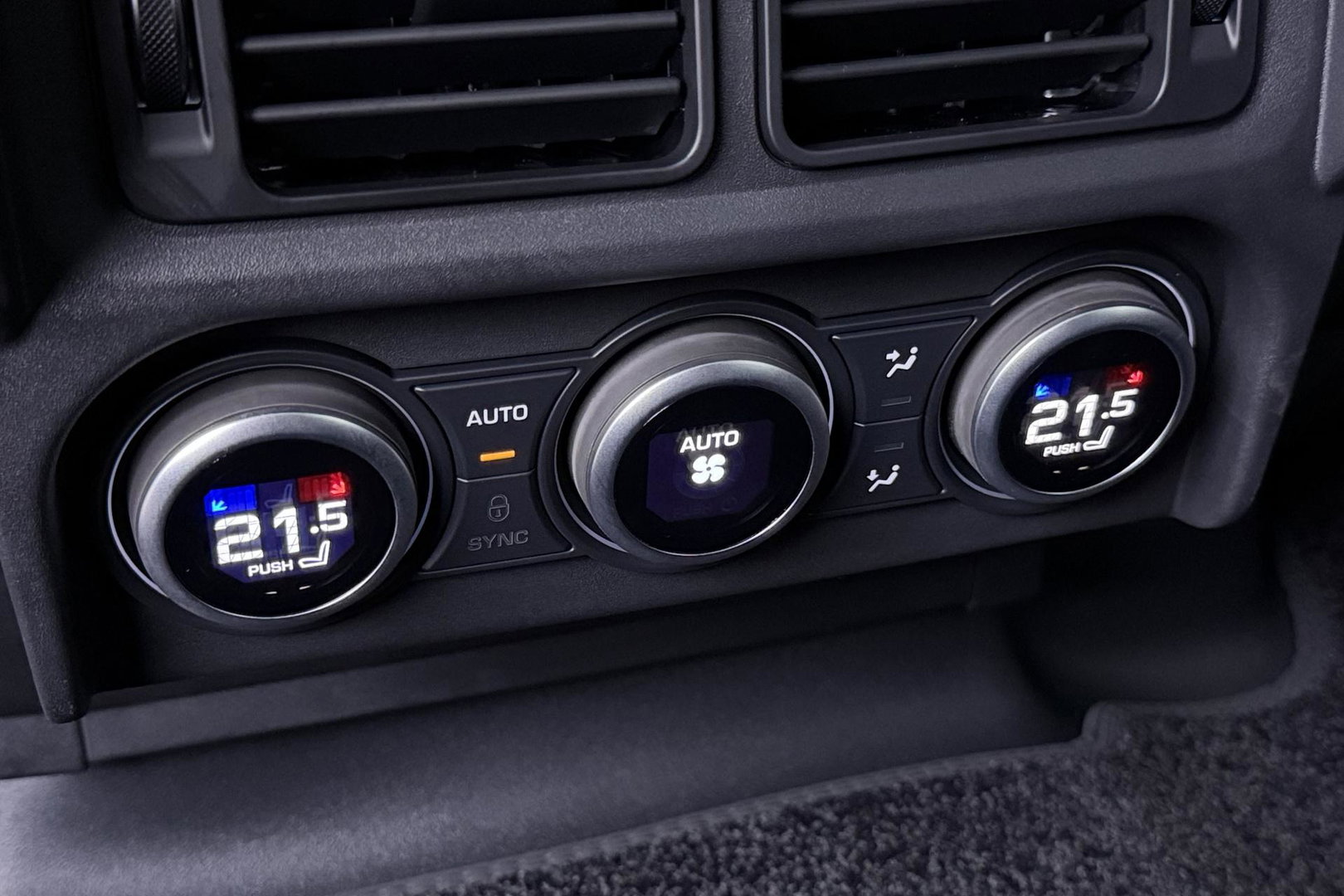 Land Rover Defender 2.0 P300e 110 X-Dynamic HSE | 6-Persoons | Meridian Surround | ClearSight | Panoramadak | Trekhaak | Stoelventilatie