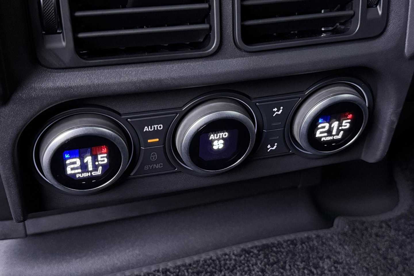 Land Rover Defender 2.0 P300e 110 X-Dynamic HSE | 6-Persoons | Meridian Surround | ClearSight | Panoramadak | Trekhaak | Stoelventilatie