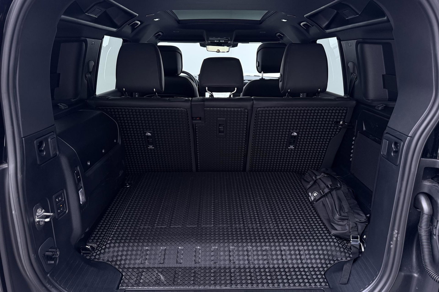 Land Rover Defender 2.0 P300e 110 X-Dynamic HSE | 6-Persoons | Meridian Surround | ClearSight | Panoramadak | Trekhaak | Stoelventilatie