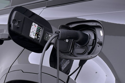 Land Rover Defender 2.0 P300e 110 X-Dynamic HSE | 6-Persoons | Meridian Surround | ClearSight | Panoramadak | Trekhaak | Stoelventilatie