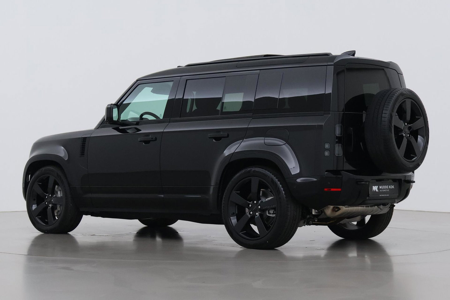Land Rover Defender 2.0 P300e 110 X-Dynamic HSE | 6-Persoons | Meridian Surround | ClearSight | Panoramadak | Trekhaak | Stoelventilatie