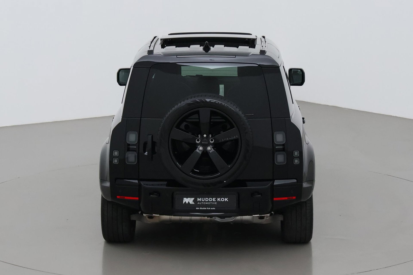 Land Rover Defender 2.0 P300e 110 X-Dynamic HSE | 6-Persoons | Meridian Surround | ClearSight | Panoramadak | Trekhaak | Stoelventilatie