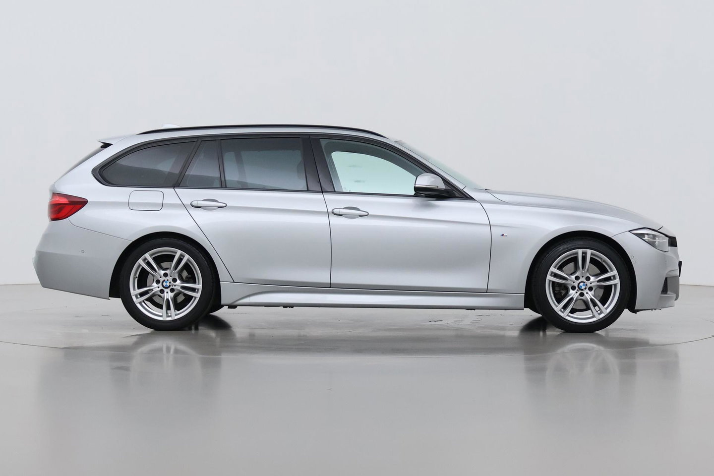 BMW 3 Serie Touring 330i Sport Executive | M-Sport | 18 inch | Leder | Dodehoek detectie | Camera