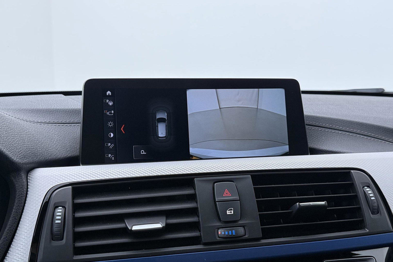 BMW 3 Serie Touring 330i Sport Executive | M-Sport | 18 inch | Leder | Dodehoek detectie | Camera