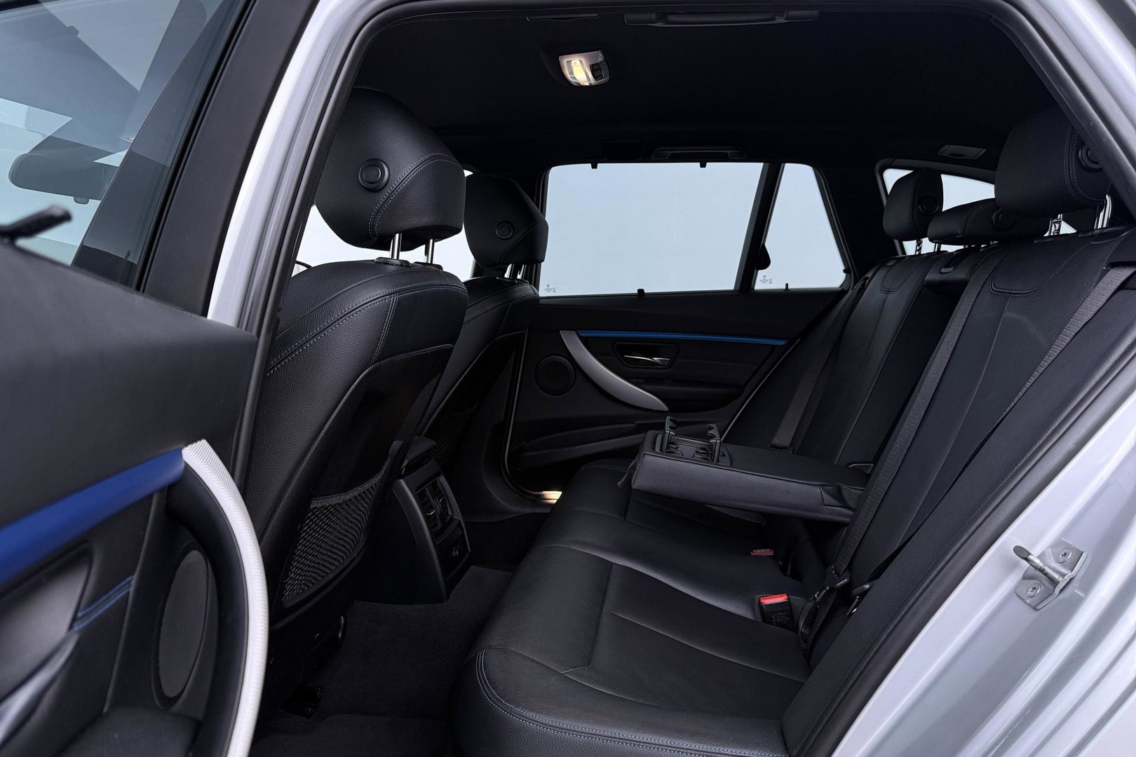 BMW 3 Serie Touring 330i Sport Executive | M-Sport | 18 inch | Leder | Dodehoek detectie | Camera
