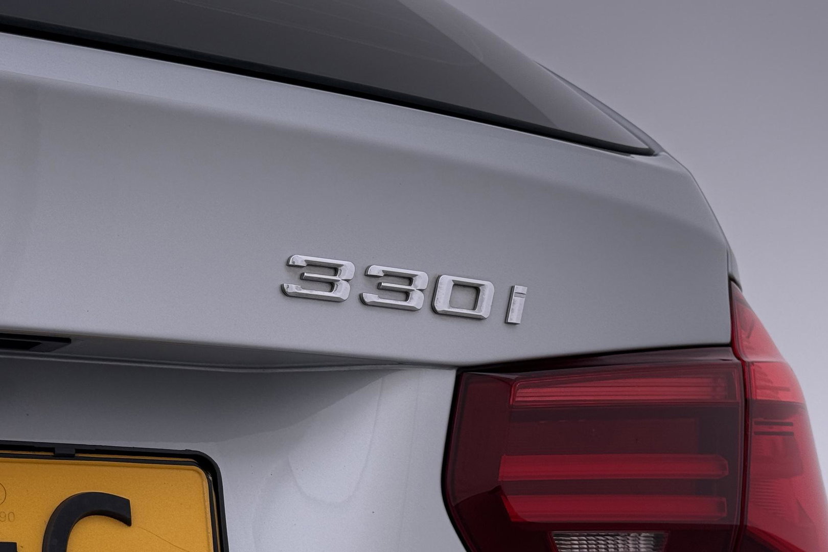 BMW 3 Serie Touring 330i Sport Executive | M-Sport | 18 inch | Leder | Dodehoek detectie | Camera