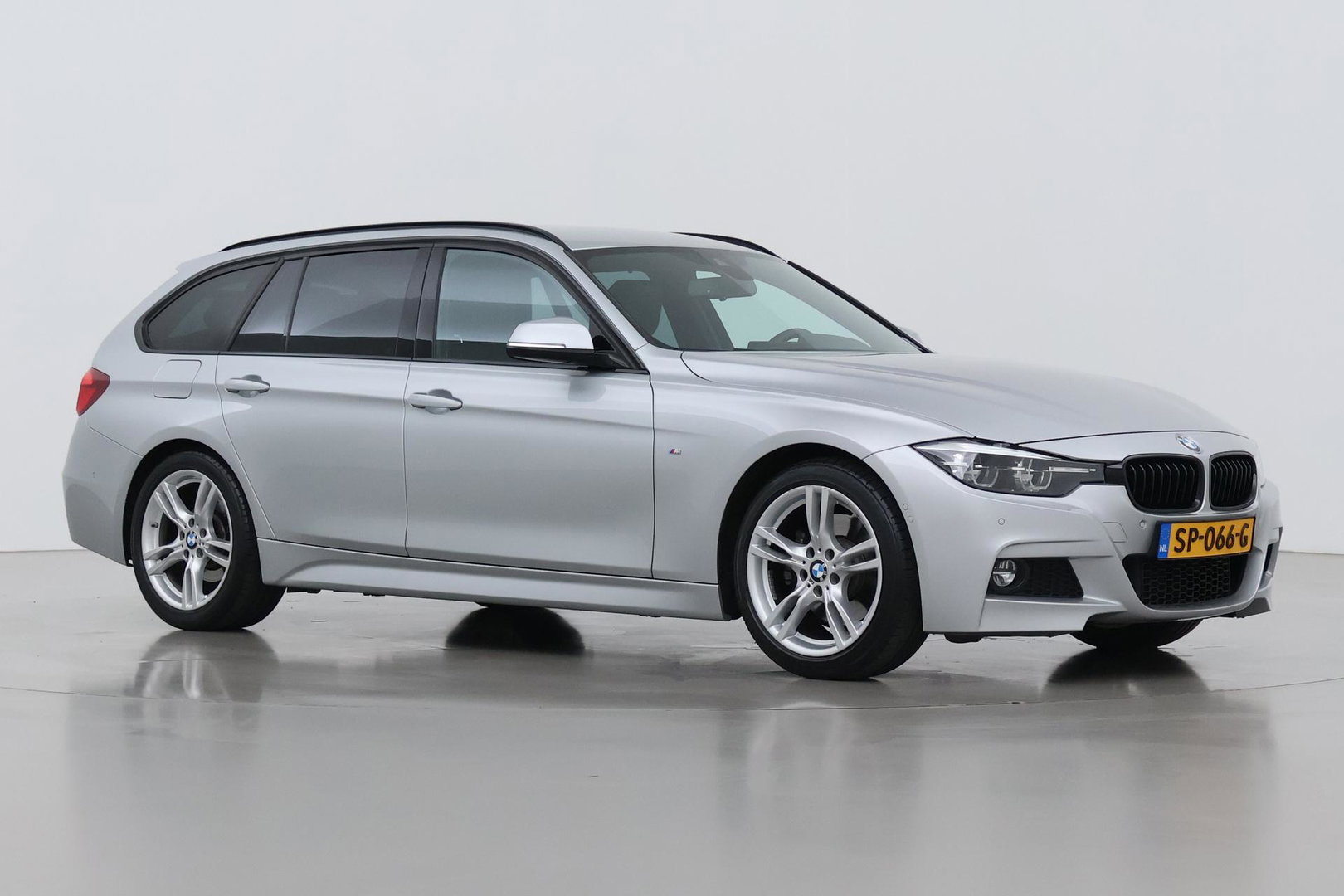 BMW 3 Serie Touring 330i Sport Executive | M-Sport | 18 inch | Leder | Dodehoek detectie | Camera