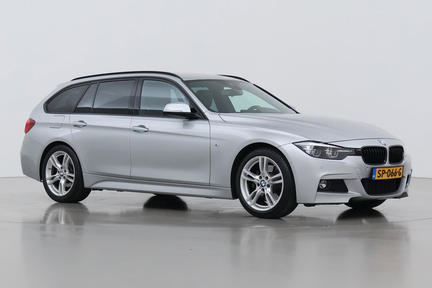 BMW 3 Serie Touring 330i Sport Executive | M-Sport | 18 inch | Leder | Dodehoek detectie | Camera