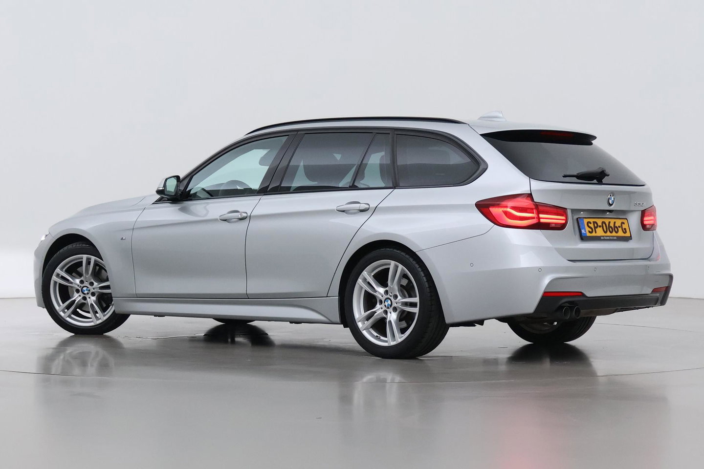 BMW 3 Serie Touring 330i Sport Executive | M-Sport | 18 inch | Leder | Dodehoek detectie | Camera
