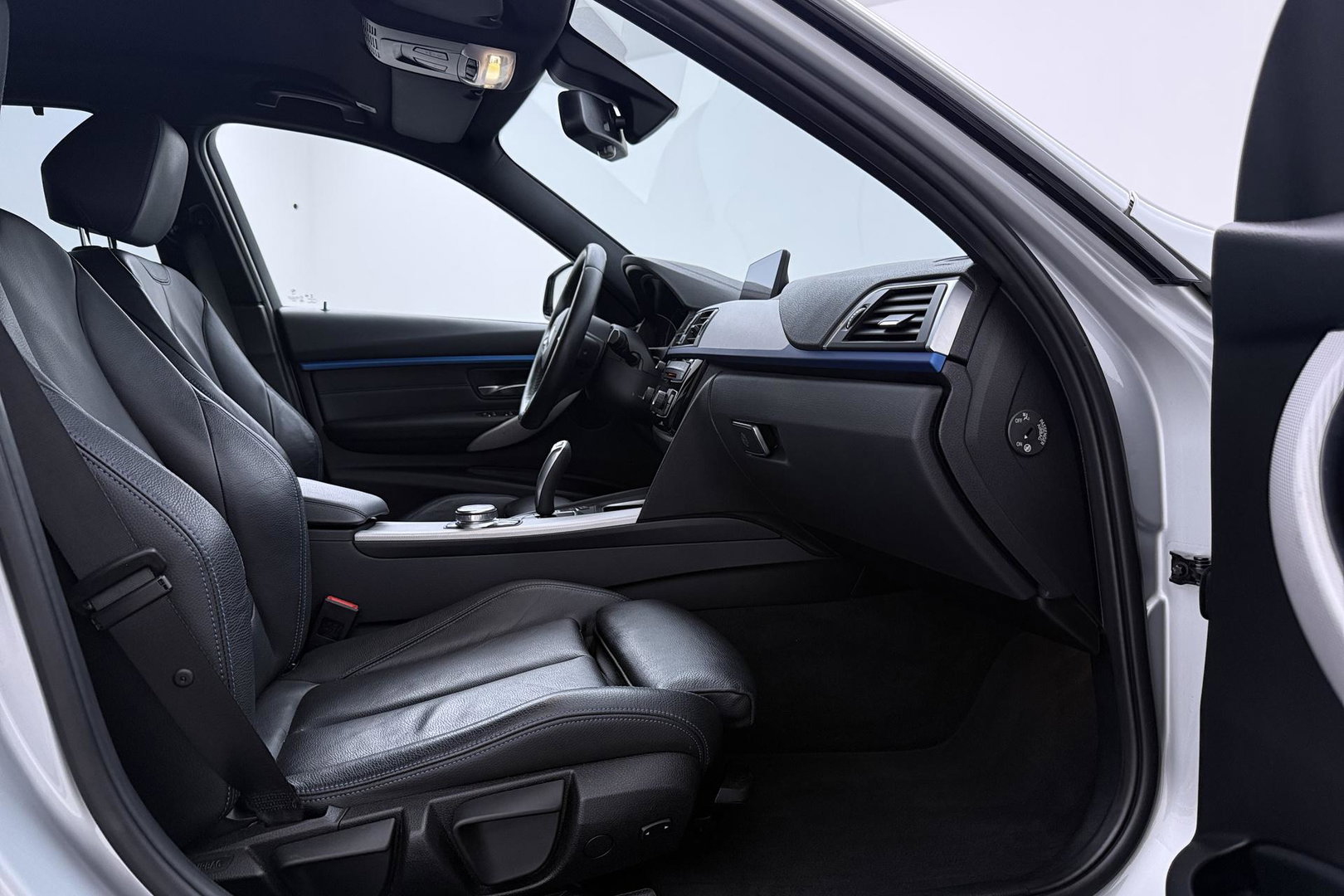 BMW 3 Serie Touring 330i Sport Executive | M-Sport | 18 inch | Leder | Dodehoek detectie | Camera