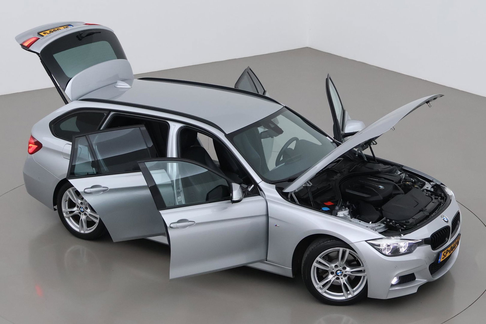 BMW 3 Serie Touring 330i Sport Executive | M-Sport | 18 inch | Leder | Dodehoek detectie | Camera