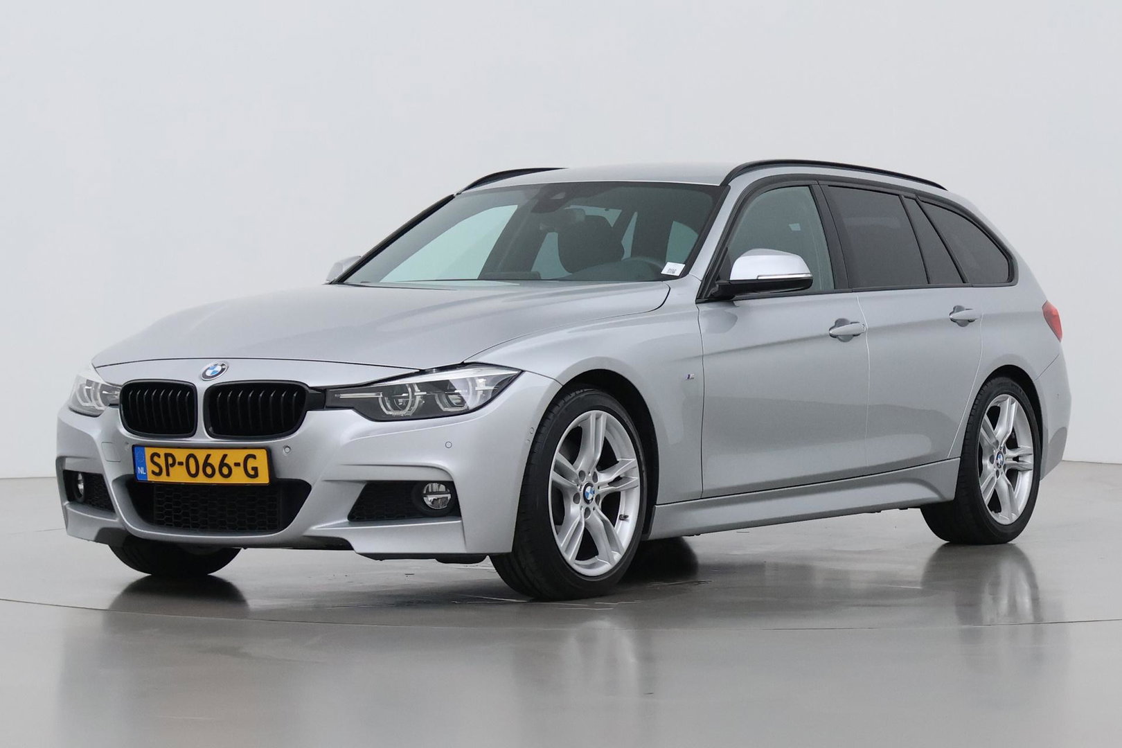 BMW 3 Serie Touring 330i Sport Executive | M-Sport | 18 inch | Leder | Dodehoek detectie | Camera