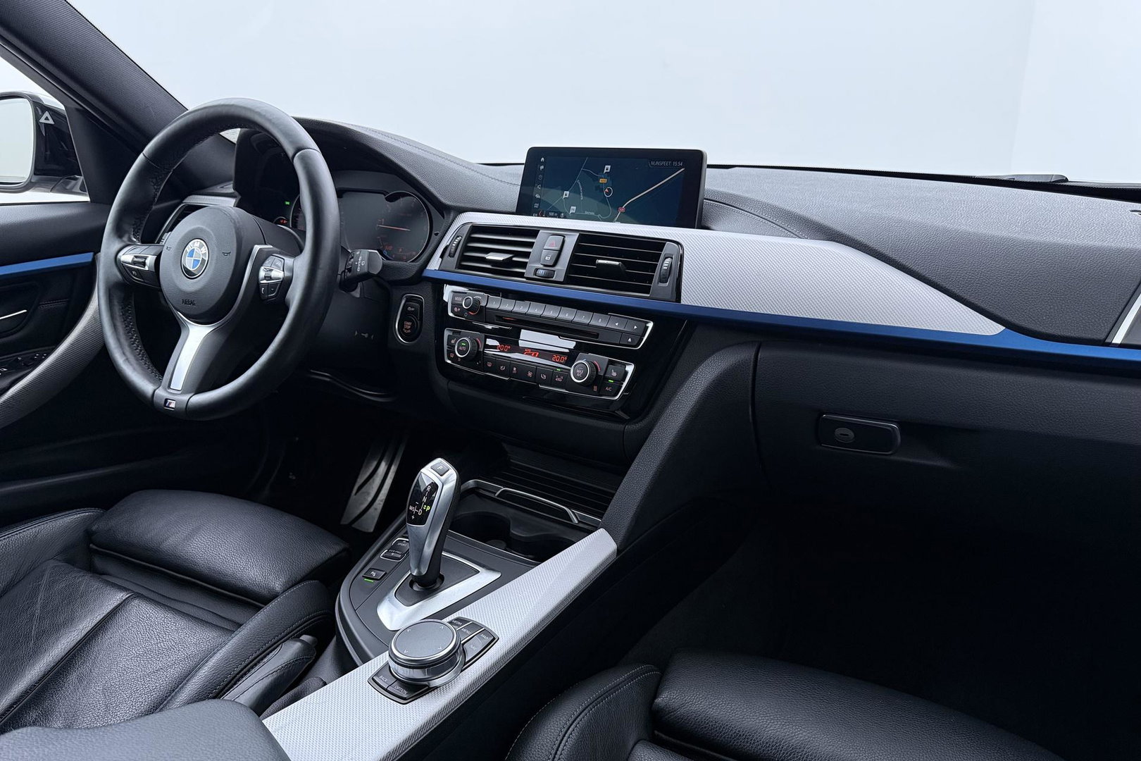 BMW 3 Serie Touring 330i Sport Executive | M-Sport | 18 inch | Leder | Dodehoek detectie | Camera