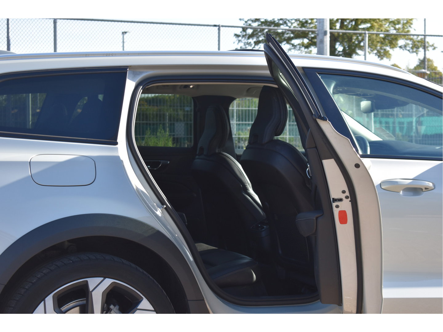Volvo V60 Cross Country 2.0 B5 AWD Pro 265 pk Lounge Pack | NL-Auto | HUD | Elekt.trekhaak | Stoelverkoeling | Harman/Kardon | 360 gr.camera | Pano | Vol