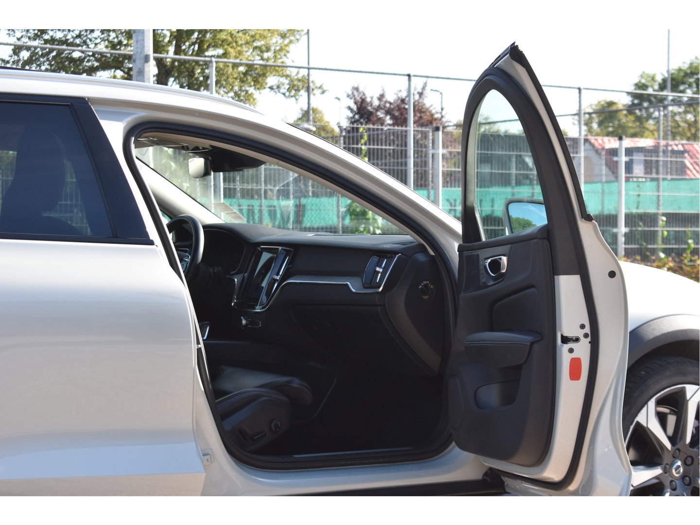 Volvo V60 Cross Country 2.0 B5 AWD Pro 265 pk Lounge Pack | NL-Auto | HUD | Elekt.trekhaak | Stoelverkoeling | Harman/Kardon | 360 gr.camera | Pano | Vol