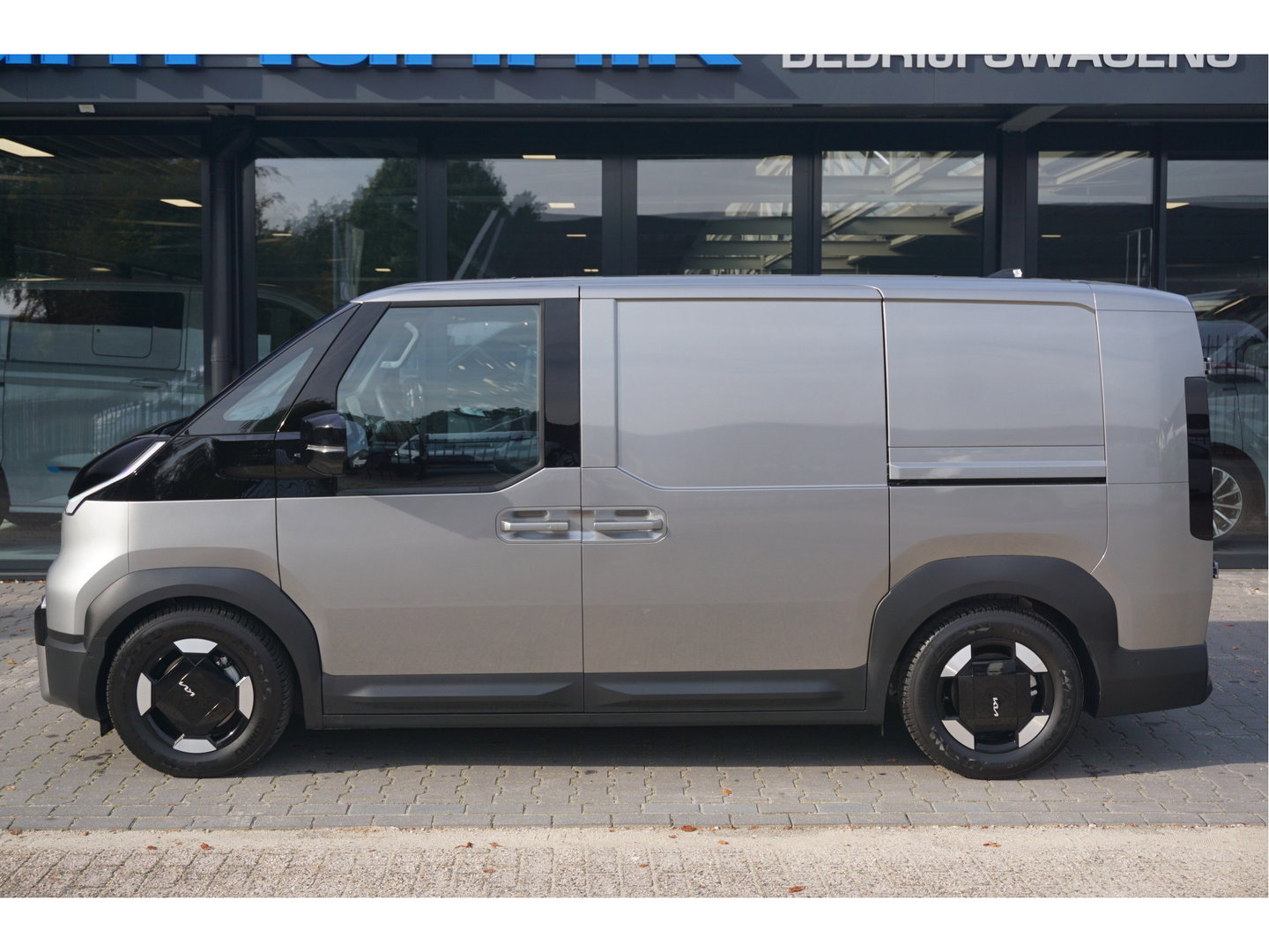 Kia PV5 L2H1 Elite Cargo Executive 71.2 kWh Navi, 360° Cam, Stoel Verwarming / Ventilatie, 2x Schuifdeur!! NR. K01