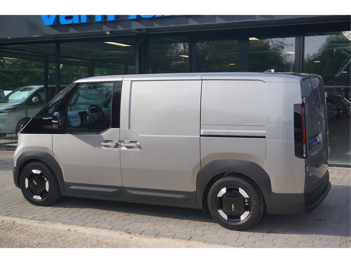 Kia PV5 L2H1 Elite Cargo Executive 71.2 kWh Navi, 360° Cam, Stoel Verwarming / Ventilatie, 2x Schuifdeur!! NR. K01